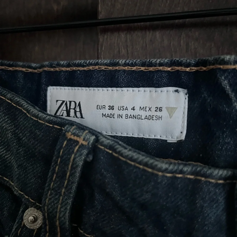 Zara OVERSIZE TRF
RELAXED JEANS
WITH A HIGH WAIST
27 (CA 4) | 
REF. 5252/218 - Picture 3 of 3